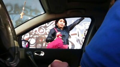 一个牛仔在她的房子里用一些大山雀穿透了一个热辣的摩洛伊斯兰解放阵线