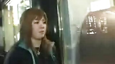 晒黑的女同性恋张开她的腿为猫崇拜