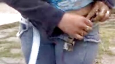 一个金发女郎在吸吮公鸡时被拉扯头发