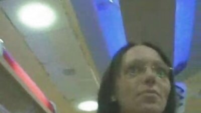 一个女孩在游泳池里亲吻她的情人，她让他射精