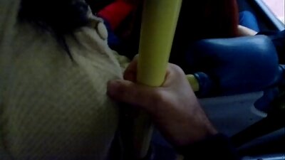 一个性感的金发女郎从后面被穿透