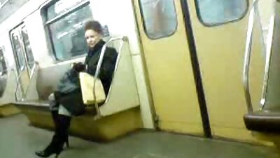两个婊子喜欢在沙发上舔阴部，她们呻吟得很好