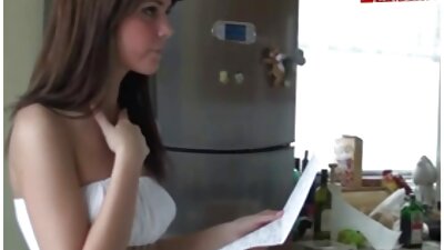 三个身材不错的女士正在一起玩
