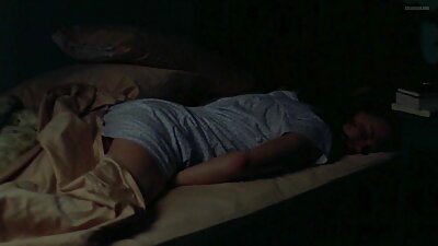 一个大山雀的女人正在用她紧绷的屁股