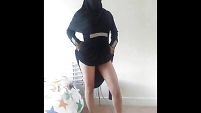 Valerie Kay 穿着一双可爱的及膝袜