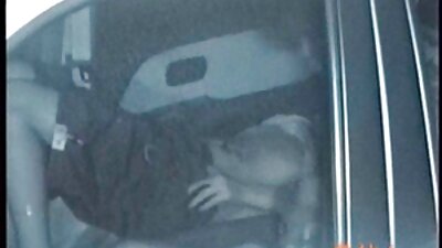 两名女士在墙边的公共场合发生女同性恋